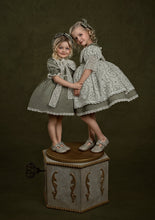 Load image into Gallery viewer, Vintage Collar